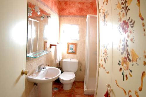 a small bathroom with a toilet and a sink at Los Molinos in Sanlúcar de Guadiana