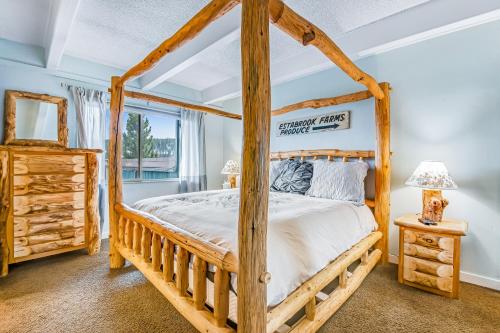une chambre avec un lit à baldaquin en bois et une fenêtre dans l'établissement Ski and Racquet Club 203B, à Breckenridge