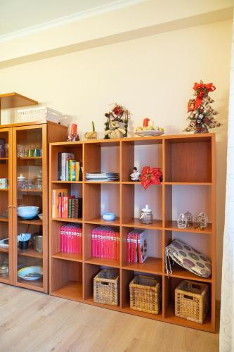 a book shelf filled with books and baskets at Urban Suite in Cassino