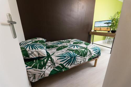 Un pat sau paturi într-o cameră la La Savane - Dormir Comme à la maison -