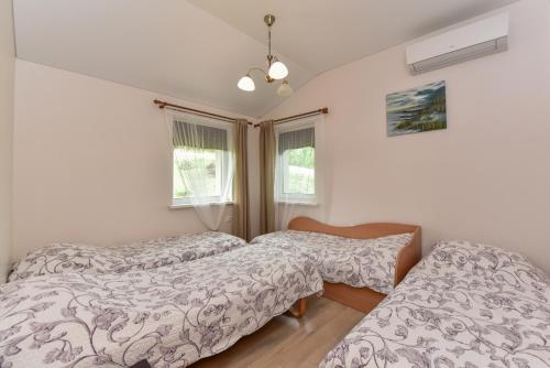 Giường trong phòng chung tại Vila Trakai