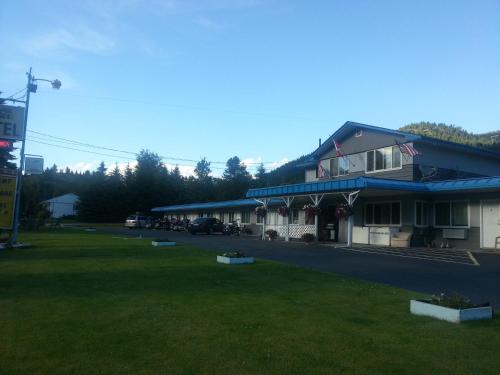 a building with a green lawn in front of it at Evening Star Motel in Greenwood