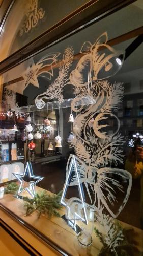 a display window of a bakery with christmas decorations at Hotel Cranach-Herberge City Centre in Lutherstadt Wittenberg