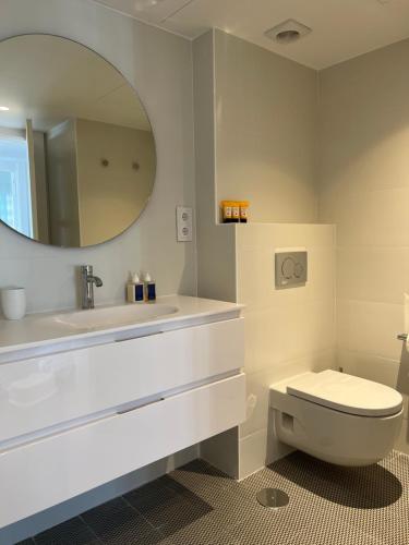 Ванная комната в Amazing beachfront apartment - La Cala