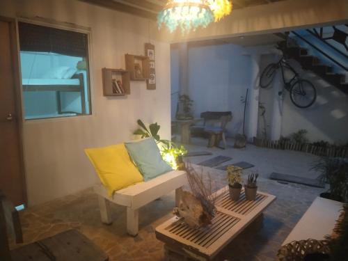 a living room with a couch and a table at Quatro palos in Rincón