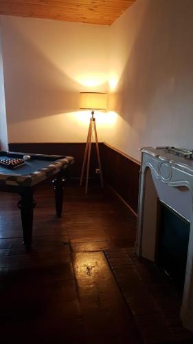 a lamp in a room with a table and a light at Résidence de Suzanne Gîte avec sauna privatif in Brommat