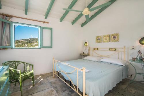 מיטה או מיטות בחדר ב-kala.mia charming sea view villa