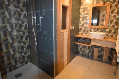 une salle de bain avec douche et lavabo dans l'établissement VAUJANYLOCATIONS - Marguerite, à Vaujany