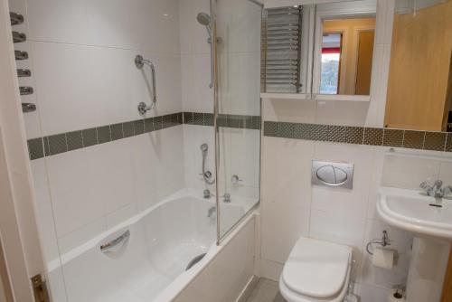 een badkamer met een douche, een toilet en een wastafel bij Toothbrush Apartments - Central Ipswich St Nicholas St in Ipswich