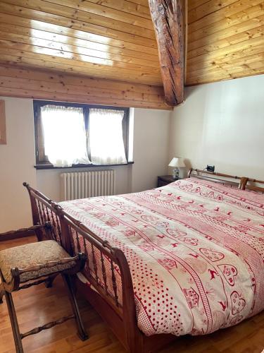 ピンツォーロにあるDolomiti Houseの木製の天井が特徴のベッドルーム1室(ベッド1台付)