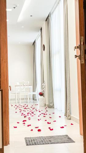 a room with red roses on the floor at سيتيز إن للشقق المخدومة in Yanbu