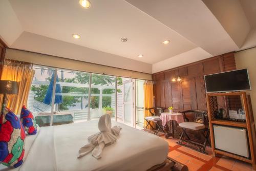 Un dormitorio con una cama con un pez. en Sans Souci Samui - SHA Plus, en Chaweng