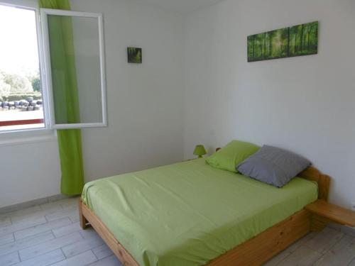 ウアール・シーズにあるbaratzeanのベッドルーム1室(緑のシーツが敷かれたベッド1台、窓付)