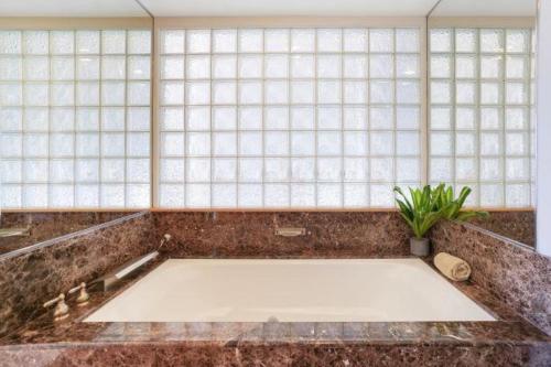 Koupelna v ubytování Luxury 2-Story Oceanfront Condo w/ Views & Pool