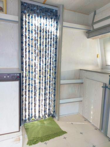 a kitchen with a window with a green rug at Mi Cachito in Los Caños de Meca