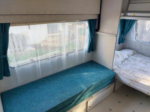 a small room with a bed and a window at Mi Cachito in Los Caños de Meca