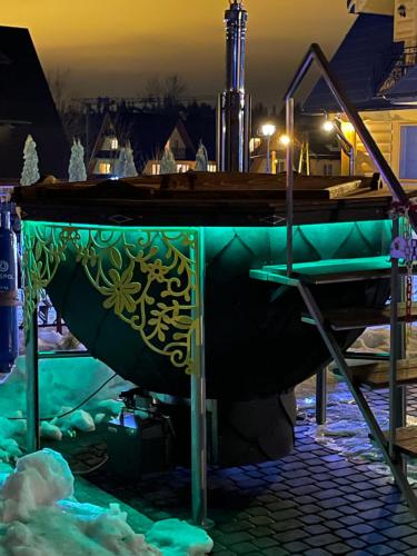 a table with a green illumination on top of it at Apartamenty Liliowe SPA & Wellness in Murzasichle