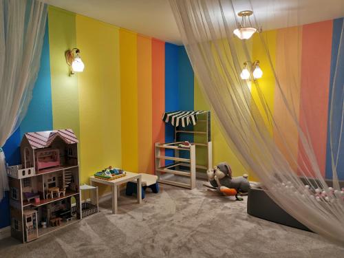 a childs room with colorful walls and a crib at Hotel Dworek Wapionka in Górzno