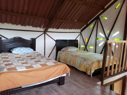 sypialnia z 2 łóżkami w namiocie w obiekcie Hostal Pachamama w mieście San Agustín