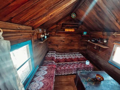 una vista aérea de un dormitorio en una cabaña de madera en El Cusifai, en Barra de Valizas