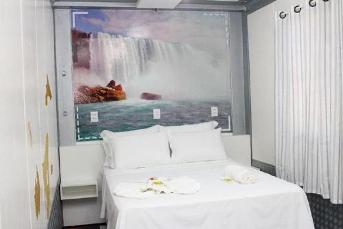 Eco Hotel في نافيغانتس: غرفة نوم فيها لوحة كبيرة فوق سرير