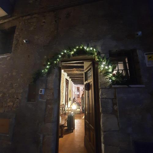 an entrance to a room with a wreath and a door at casa vacanze belvedere in Sermoneta