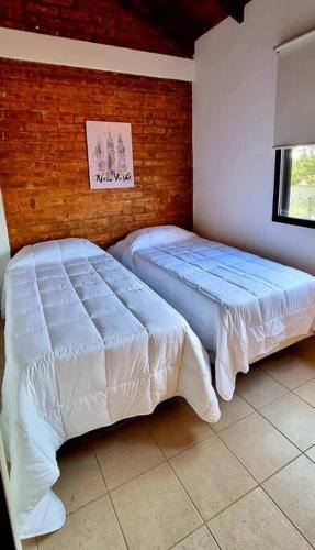 een slaapkamer met een bed in een kamer bij Duplex Boulevard A in Viedma