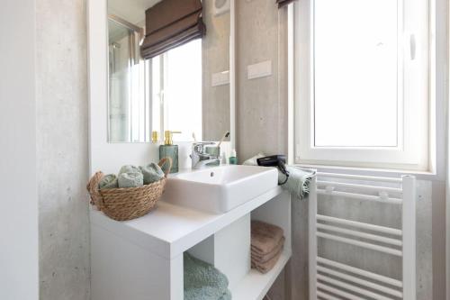 Baño blanco con lavabo y espejo en gemütliches, voll ausgestattes Tiny House, en Vilseck