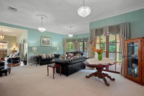 Istumisnurk majutusasutuses Grand Queenslander for Large Groups 5 mins to Maleny and Montville
