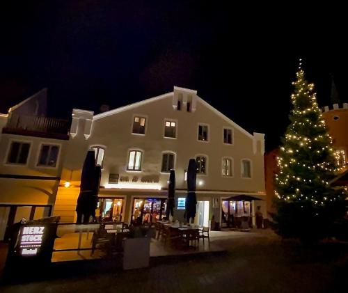 a christmas tree in front of a large building at Hotel & Restaurant Herzstück Waldkirchen in Waldkirchen