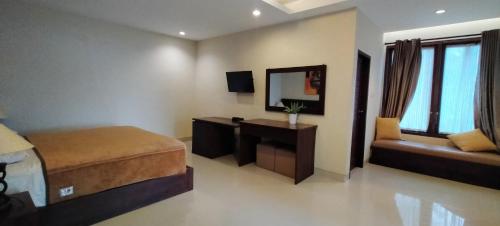 TV a/nebo společenská místnost v ubytování mascot hotel senggigi