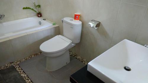 Koupelna v ubytování mascot hotel senggigi
