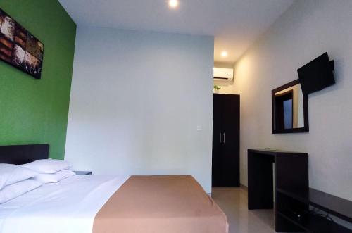 Postel nebo postele na pokoji v ubytování mascot hotel senggigi