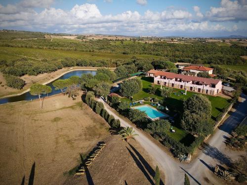 an aerial view of a house with a swimming pool at I Puntoni Agriturismo in Magliano in Toscana