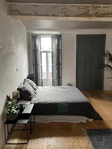 um quarto com uma cama grande e uma janela em Cloud9 em Bergen op Zoom