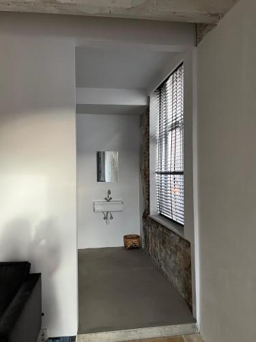 貝亨奧普佐姆的住宿－Cloud9，走廊上设有窗户和墙上的架子