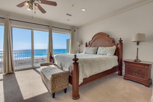 ペンサコーラ・ビーチにあるWhite Sands 447の海の見えるベッドのある寝室