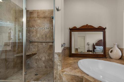 ペンサコーラ・ビーチにあるWhite Sands 447のバスタブと鏡のあるバスルーム