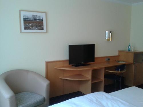 Televiisor ja/või meelelahutuskeskus majutusasutuses Garni-Hotel zum alten Ratskeller