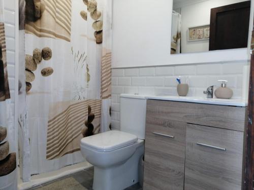 A bathroom at Amazing View Holiday Home near of the sea