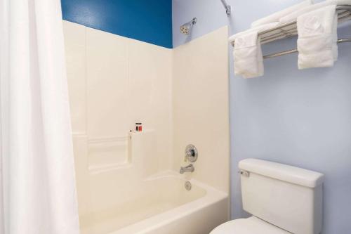 Un baño con bañera, inodoro y ducha. en Baymont by Wyndham Henderson Oxford, en Henderson
