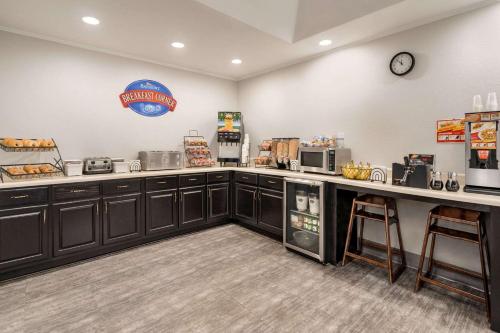 eine große Küche mit einer Theke und einer Arbeitsplatte in der Unterkunft Baymont by Wyndham Henderson Oxford in Henderson