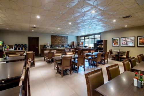 a restaurant with tables and chairs and a bar at La Quinta by Wyndham Seattle Downtown in Seattle