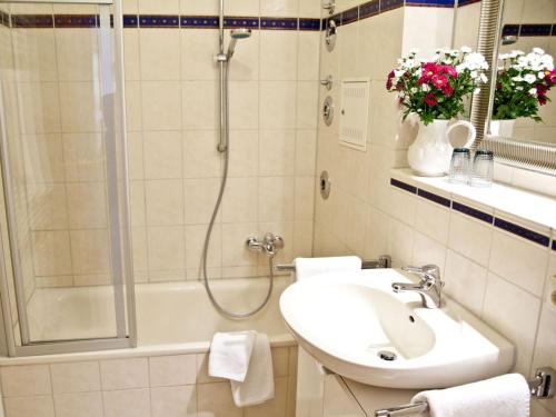 a bathroom with a sink and a shower at Ferienwohnung Frieda in Scharbeutz