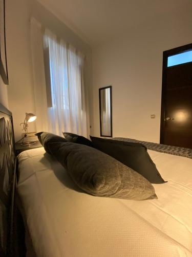 Ένα ή περισσότερα κρεβάτια σε δωμάτιο στο Apartamentos Los Descalzos Free Parking
