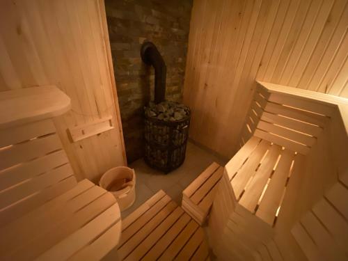 eine Sauna mit WC und Mülleimer in der Unterkunft Zorianyy Guest House in Mykulytschyn