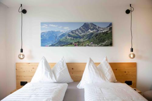 Postel nebo postele na pokoji v ubytování Hotel Tödiblick