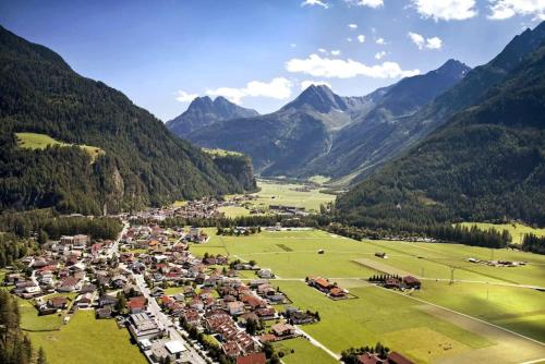 uma vista aérea de uma aldeia nas montanhas em Haus Resi em Längenfeld