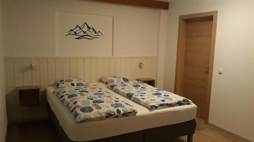 ein Bett mit zwei Kissen auf einem Zimmer in der Unterkunft Haus Linn in Ehrwald