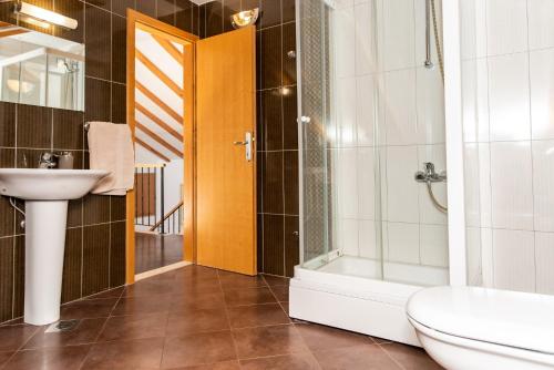bagno con doccia, lavandino e servizi igienici di Apartments Sutalo a Cavtat